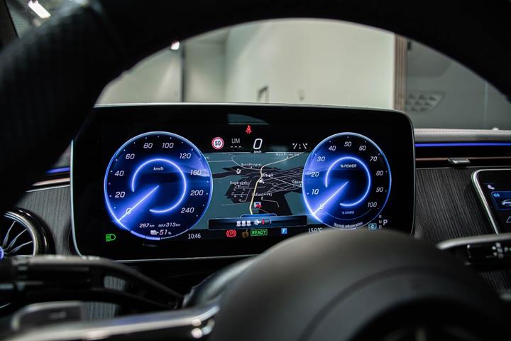 Sort Mercedes EQE350+ fra 2025