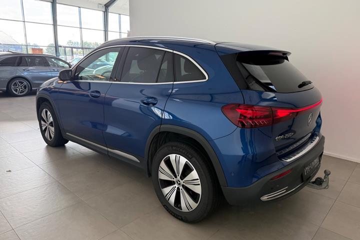 Blå Mercedes EQA250+ fra 2025