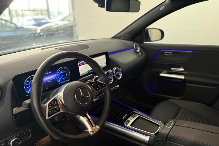 Blå Mercedes EQA250+ fra 2025