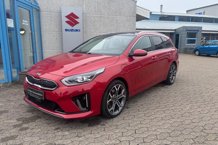 Rød Kia Ceed fra 2021 set udefra