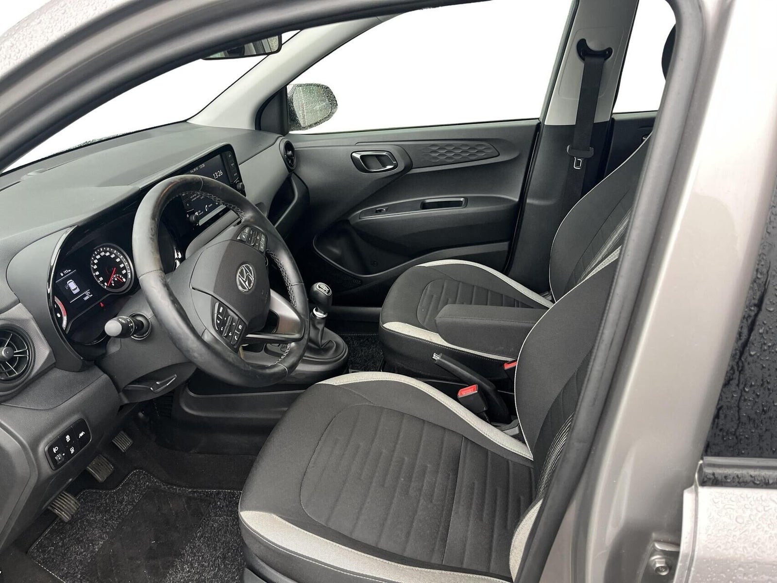 Grå Hyundai i10 fra 2022