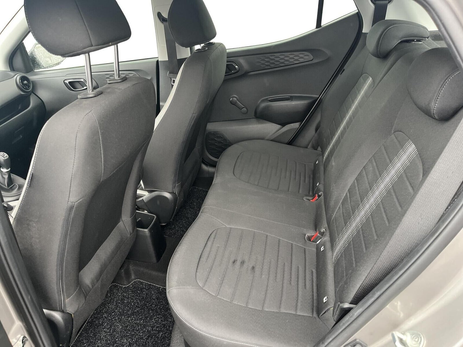 Grå Hyundai i10 fra 2022