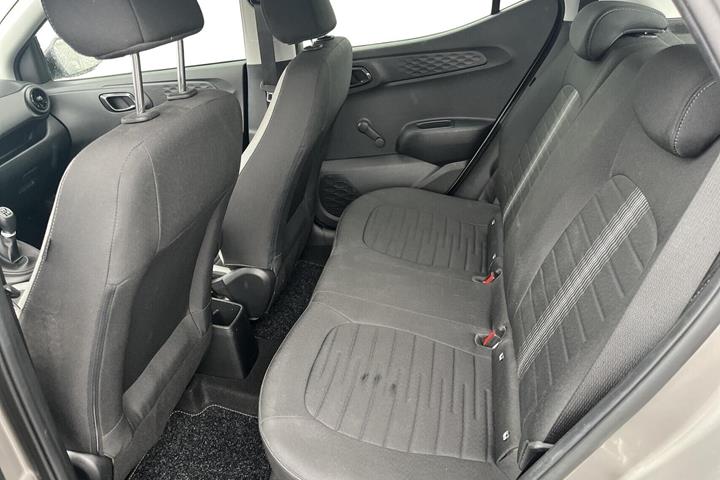 Grå Hyundai i10 fra 2022