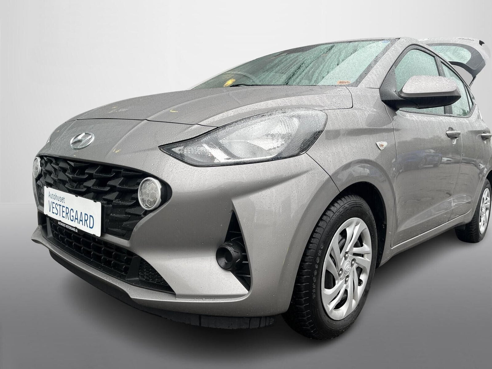 Grå Hyundai i10 fra 2022