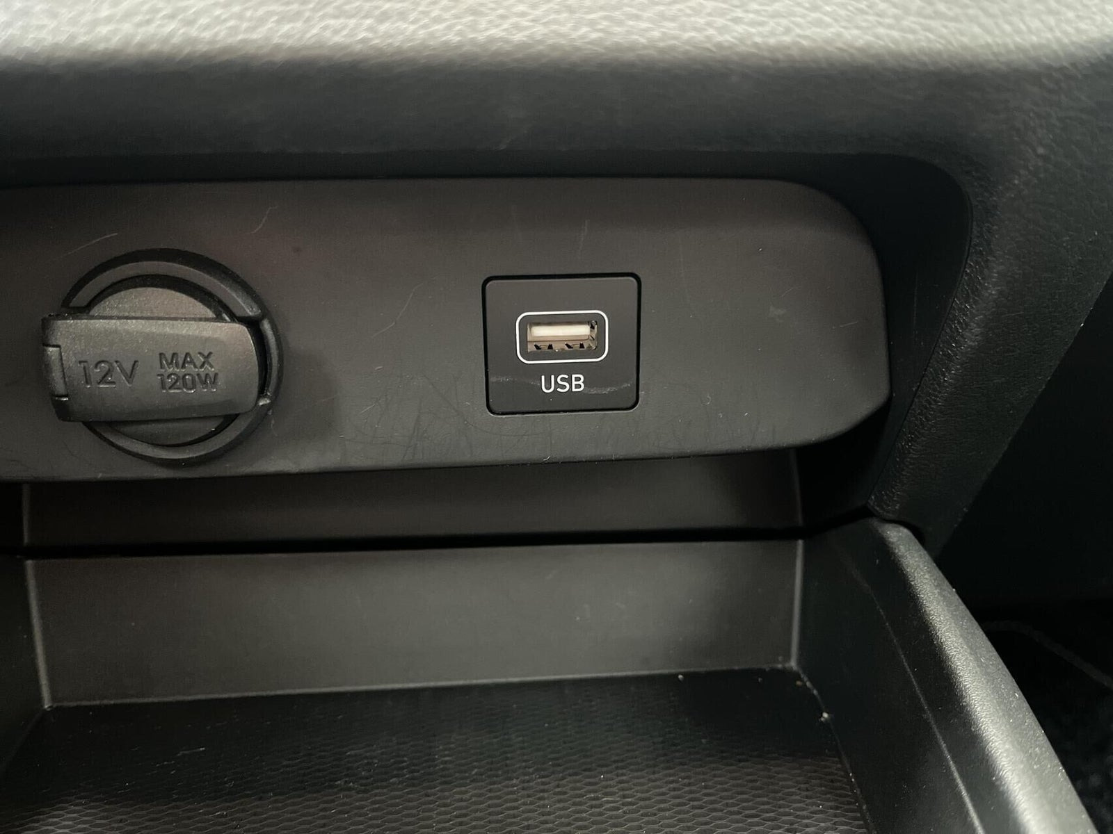 Grå Hyundai i10 fra 2022