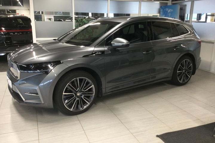 Grå Skoda Enyaq fra 2025 set udefra