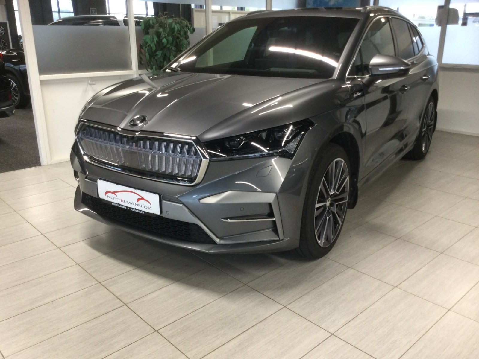 Grå Skoda Enyaq fra 2025