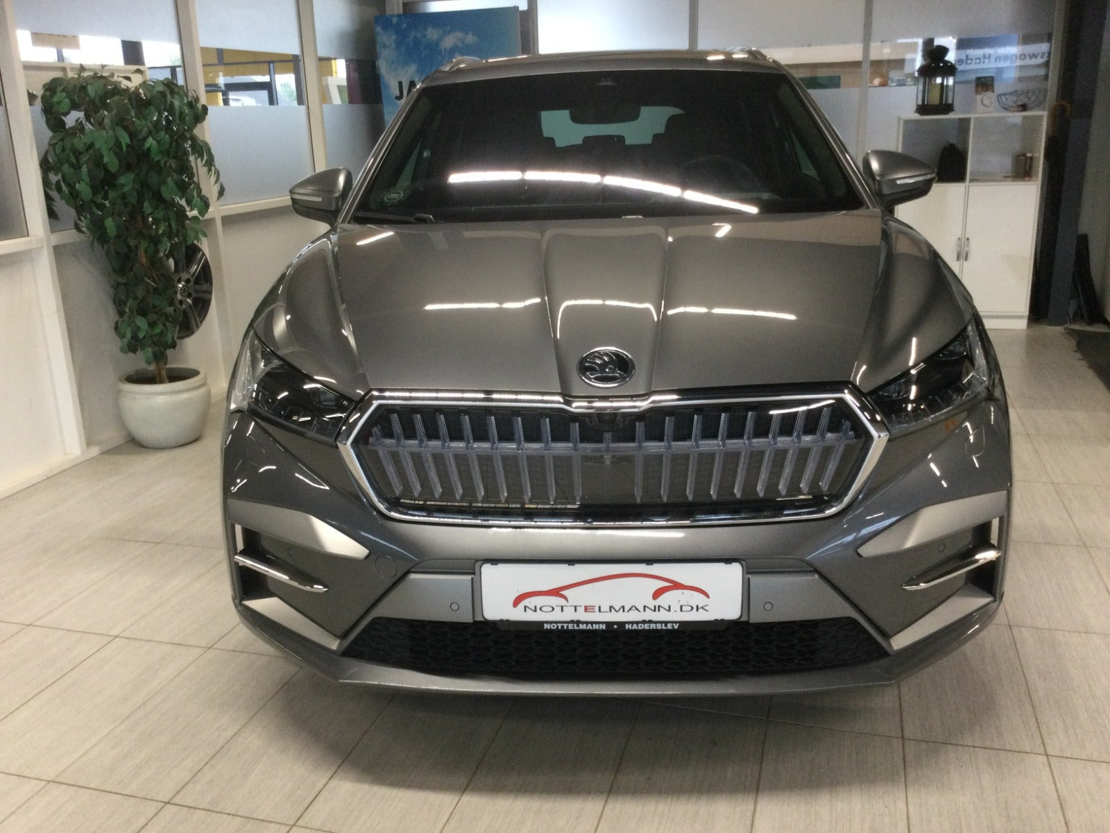 Grå Skoda Enyaq fra 2025