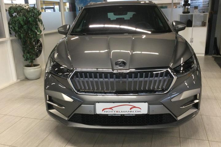 Grå Skoda Enyaq fra 2025