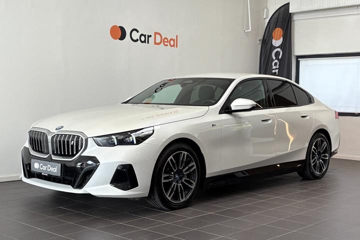 Hvid BMW i5 fra 2025 set udefra