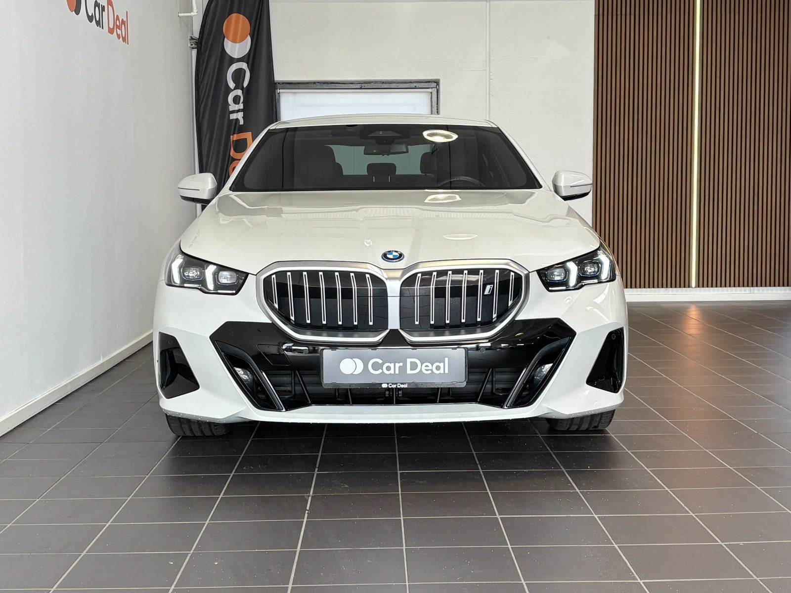 Hvid BMW i5 fra 2025