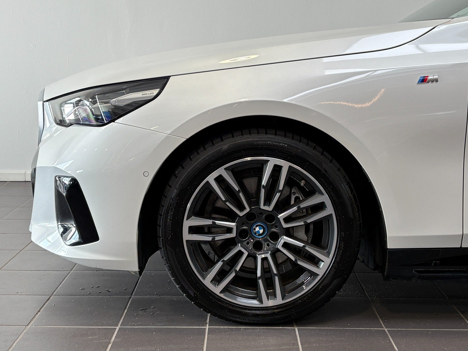 Hvid BMW i5 fra 2025