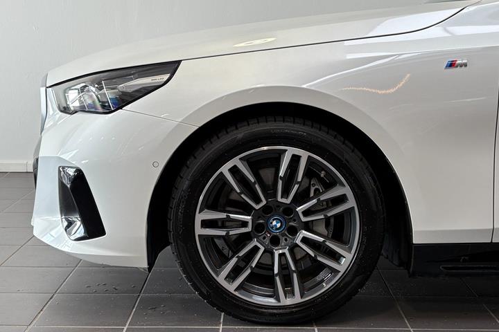 Hvid BMW i5 fra 2025