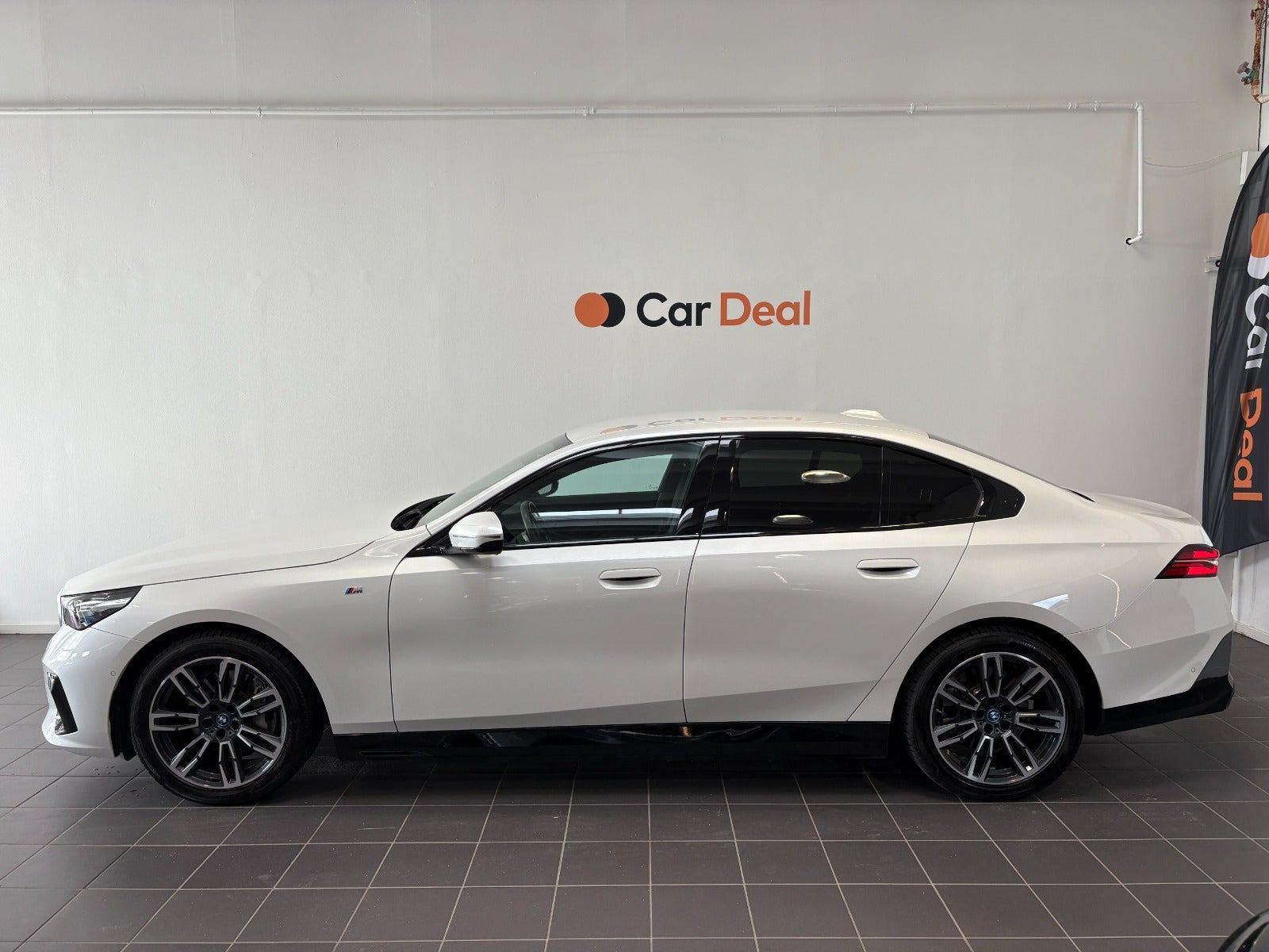 Hvid BMW i5 fra 2025