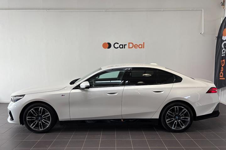 Hvid BMW i5 fra 2025
