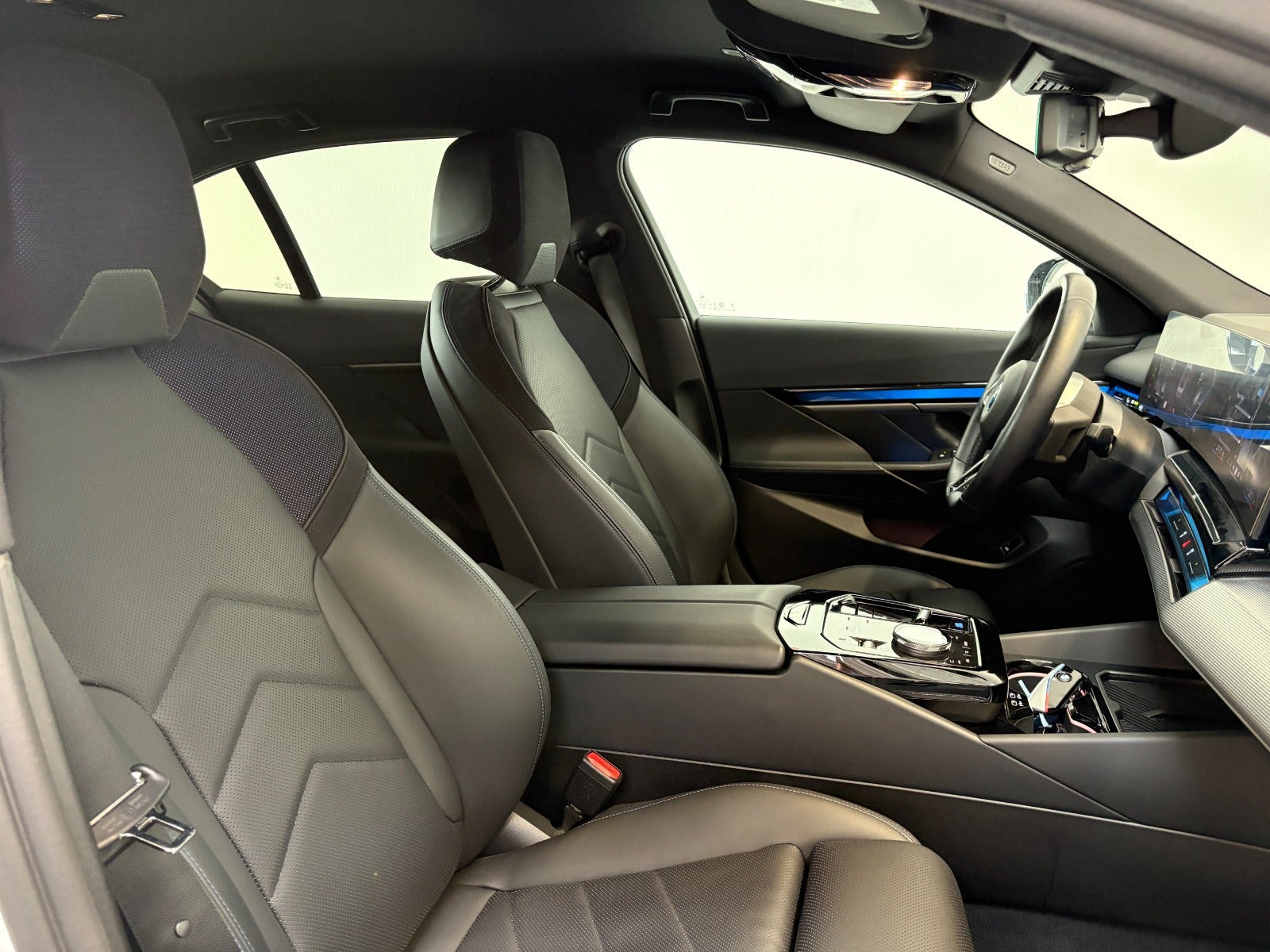 Hvid BMW i5 fra 2025