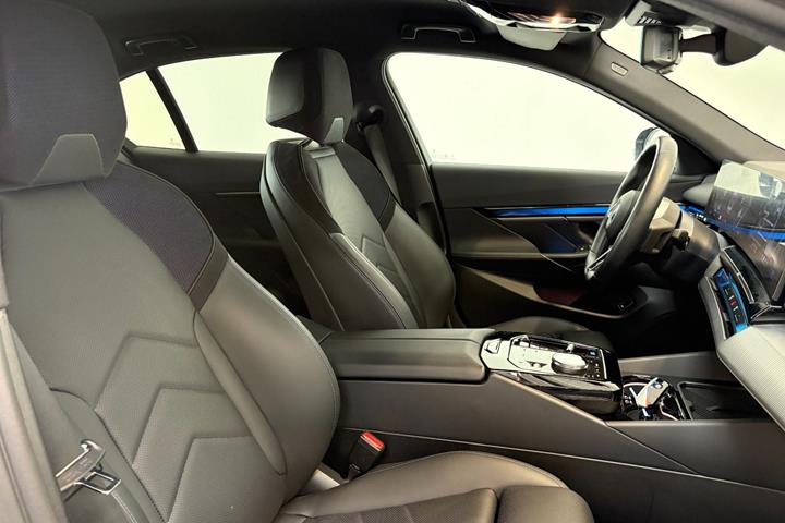Hvid BMW i5 fra 2025