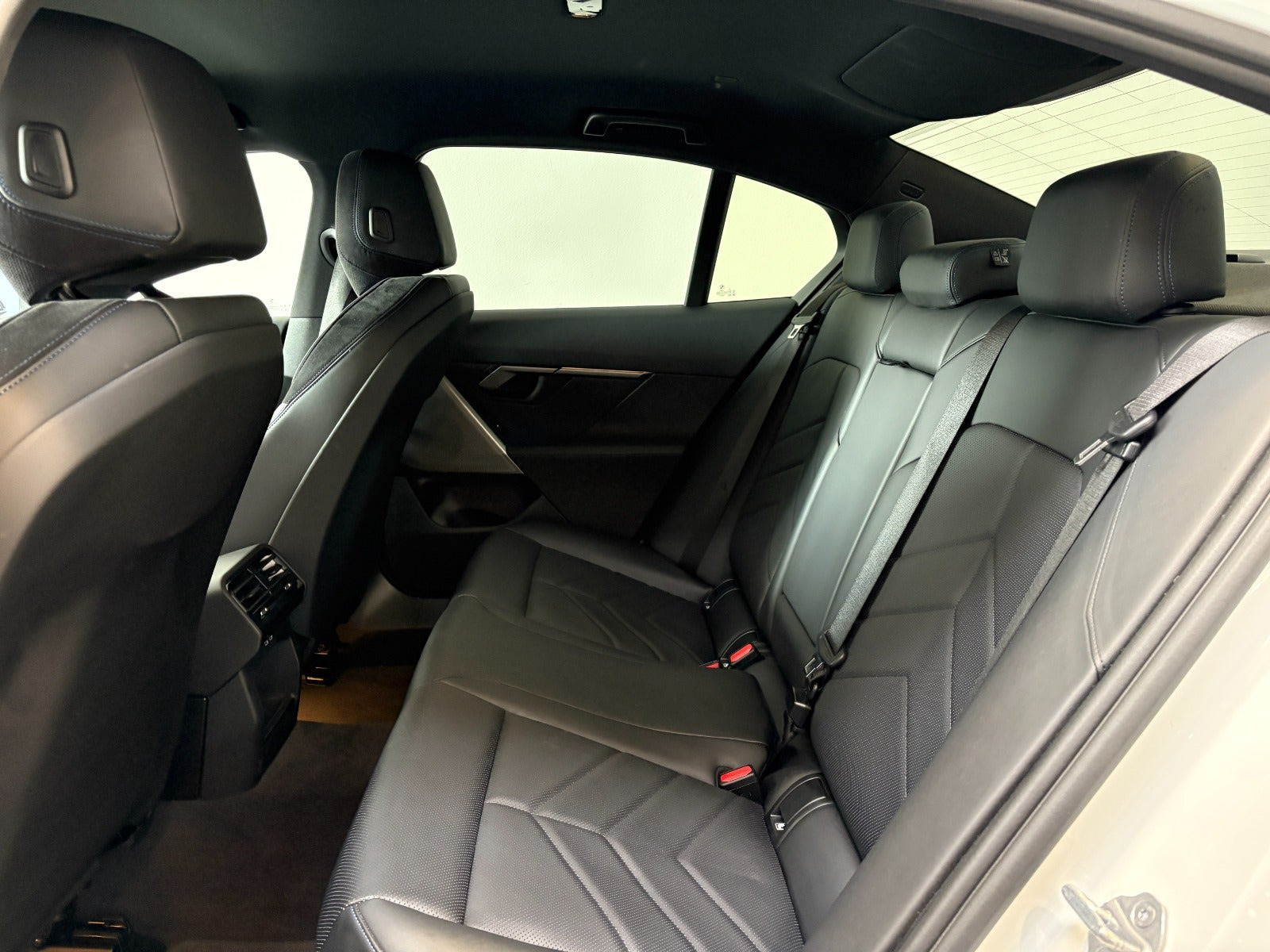 Hvid BMW i5 fra 2025