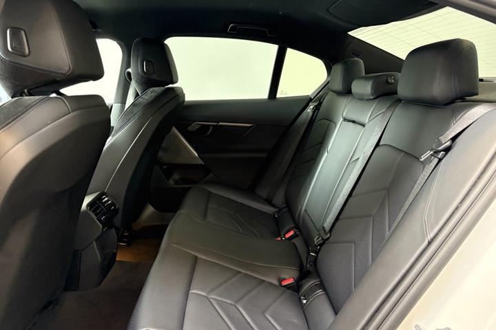 Hvid BMW i5 fra 2025
