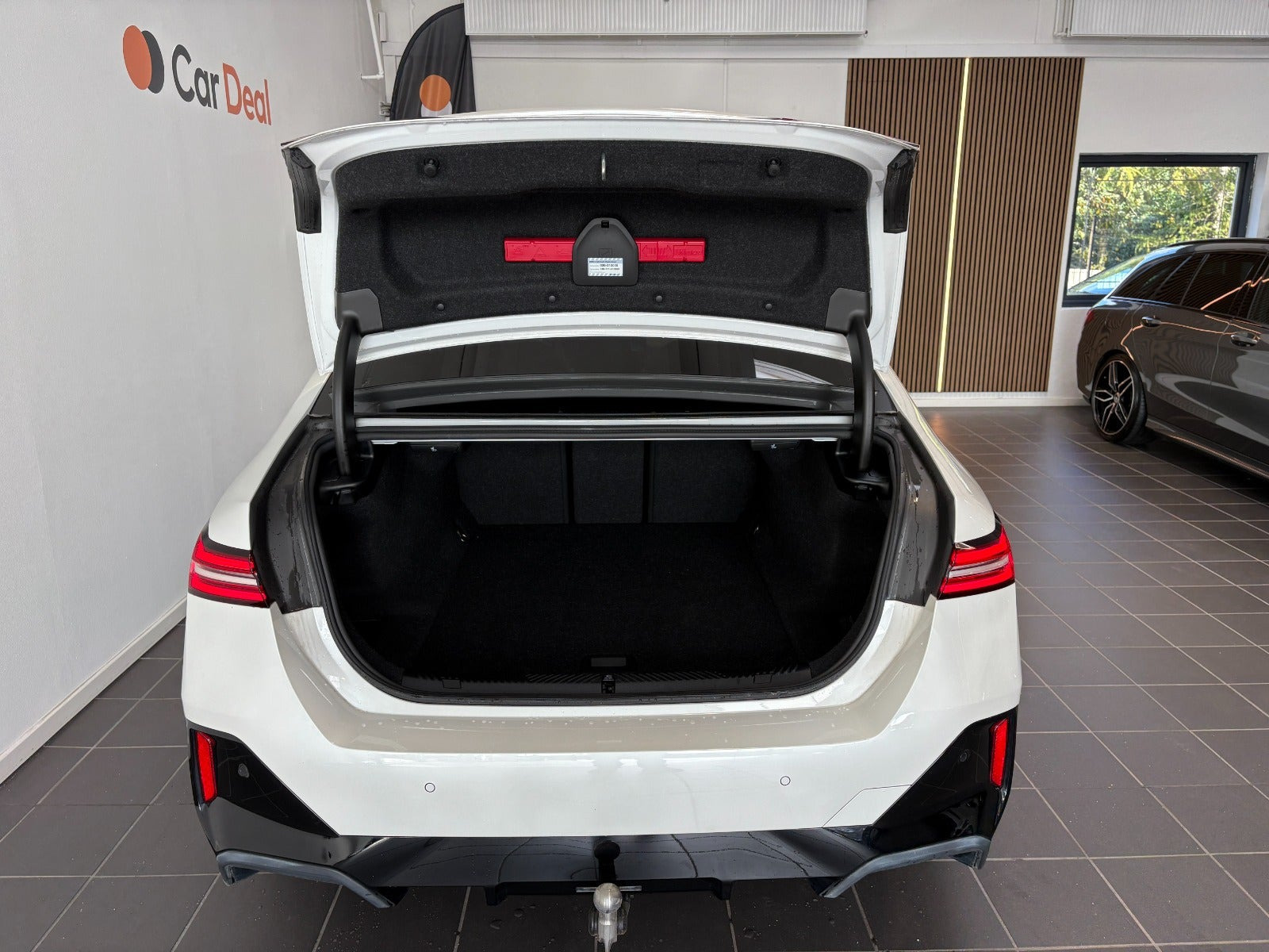 Hvid BMW i5 fra 2025