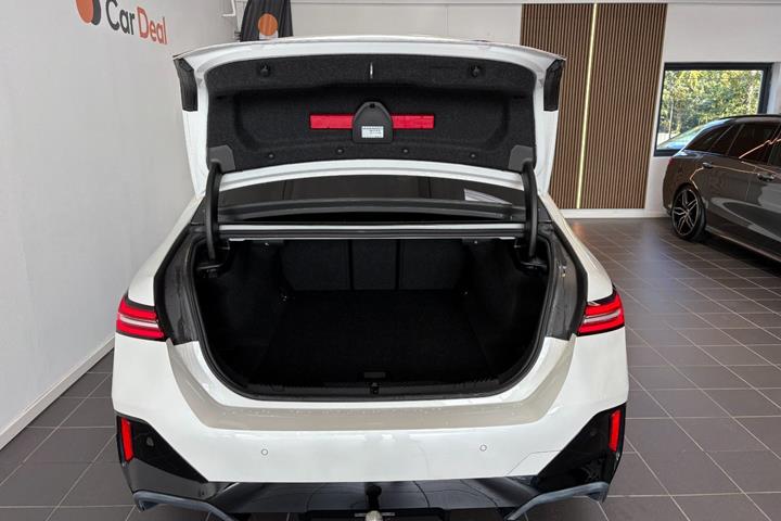 Hvid BMW i5 fra 2025