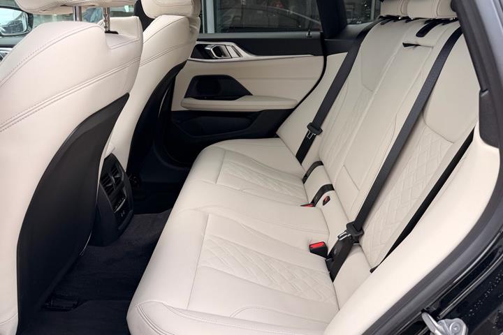Sort BMW i4 fra 2025