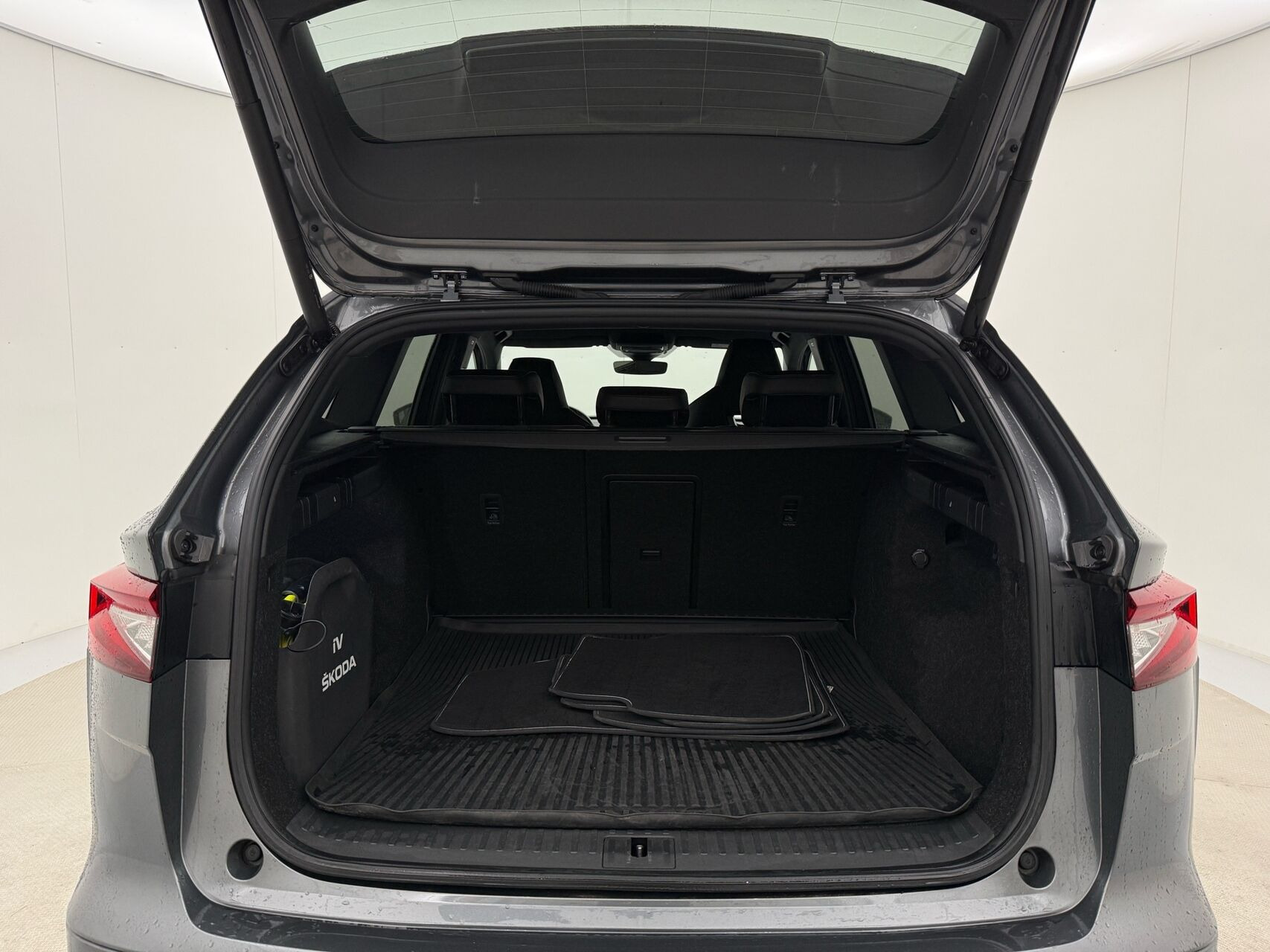 Grå Skoda Enyaq fra 2023