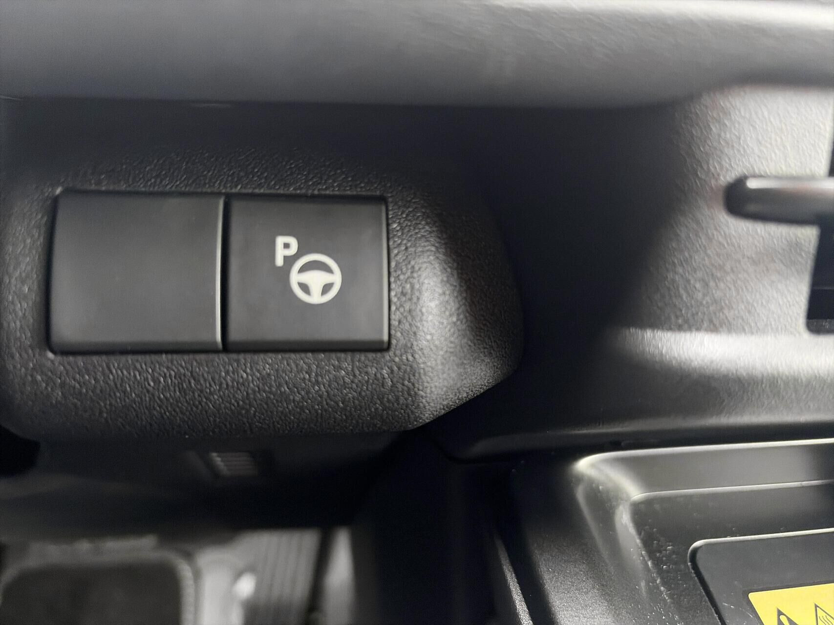 Blå Toyota BZ4X fra 2026