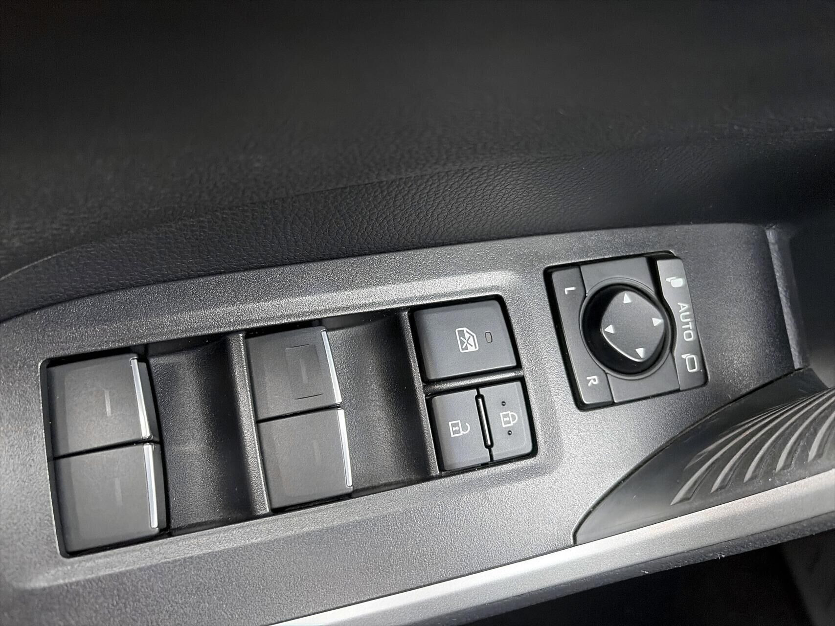 Sort Toyota RAV4 Plug-in fra 2021
