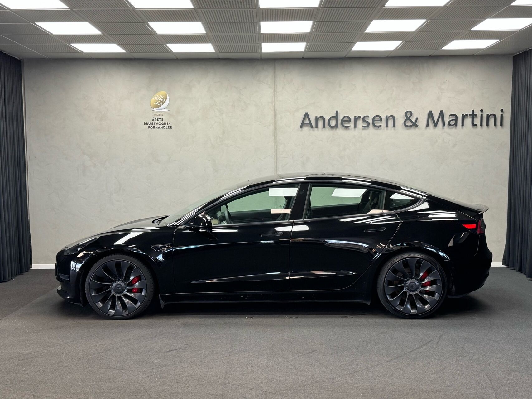 Sort Tesla Model 3 fra 2021