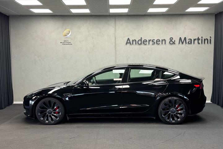 Sort Tesla Model 3 fra 2021