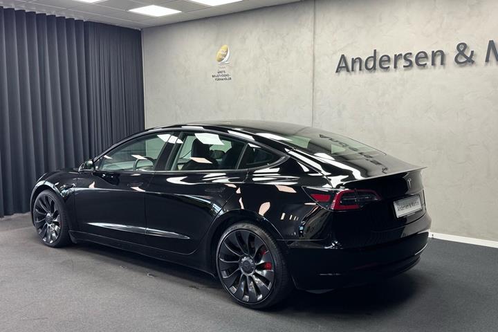 Sort Tesla Model 3 fra 2021