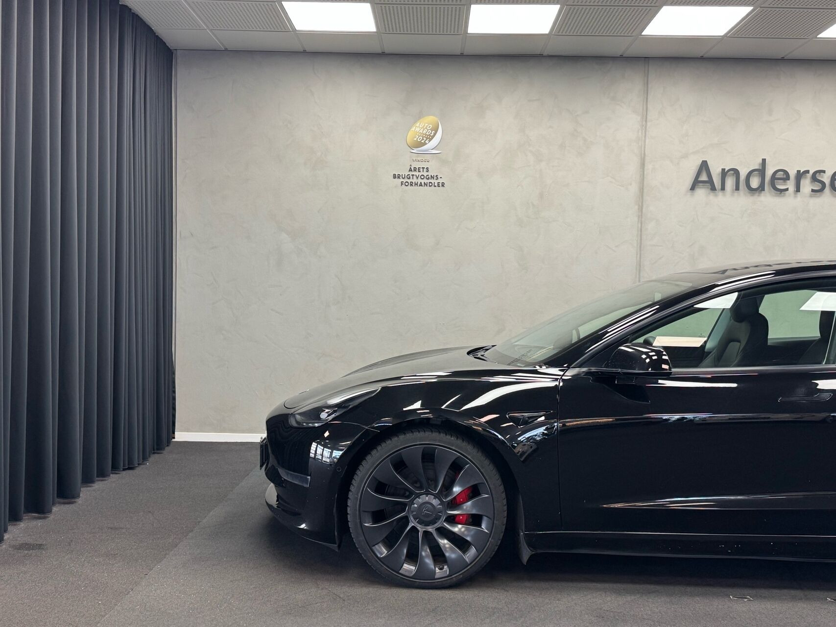 Sort Tesla Model 3 fra 2021