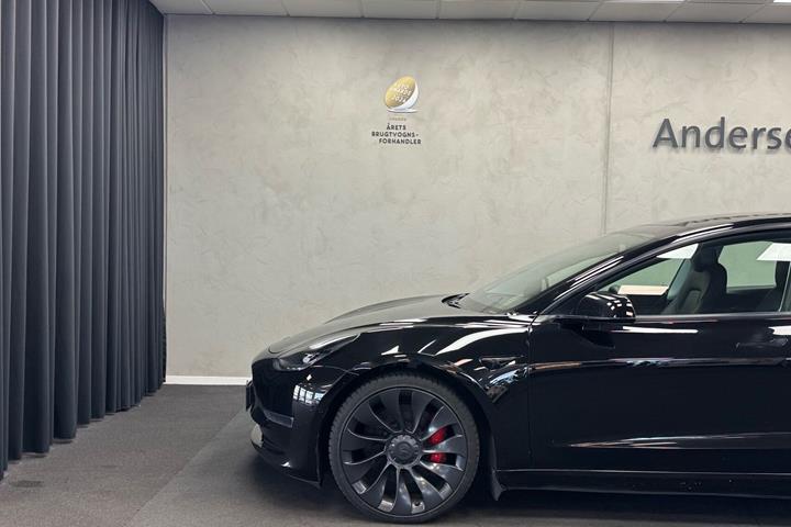 Sort Tesla Model 3 fra 2021