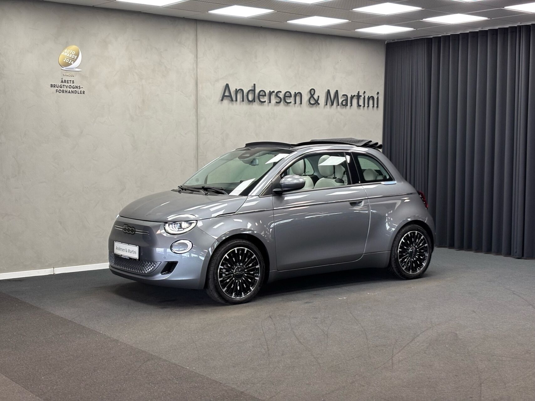Grå Fiat 500e fra 2024