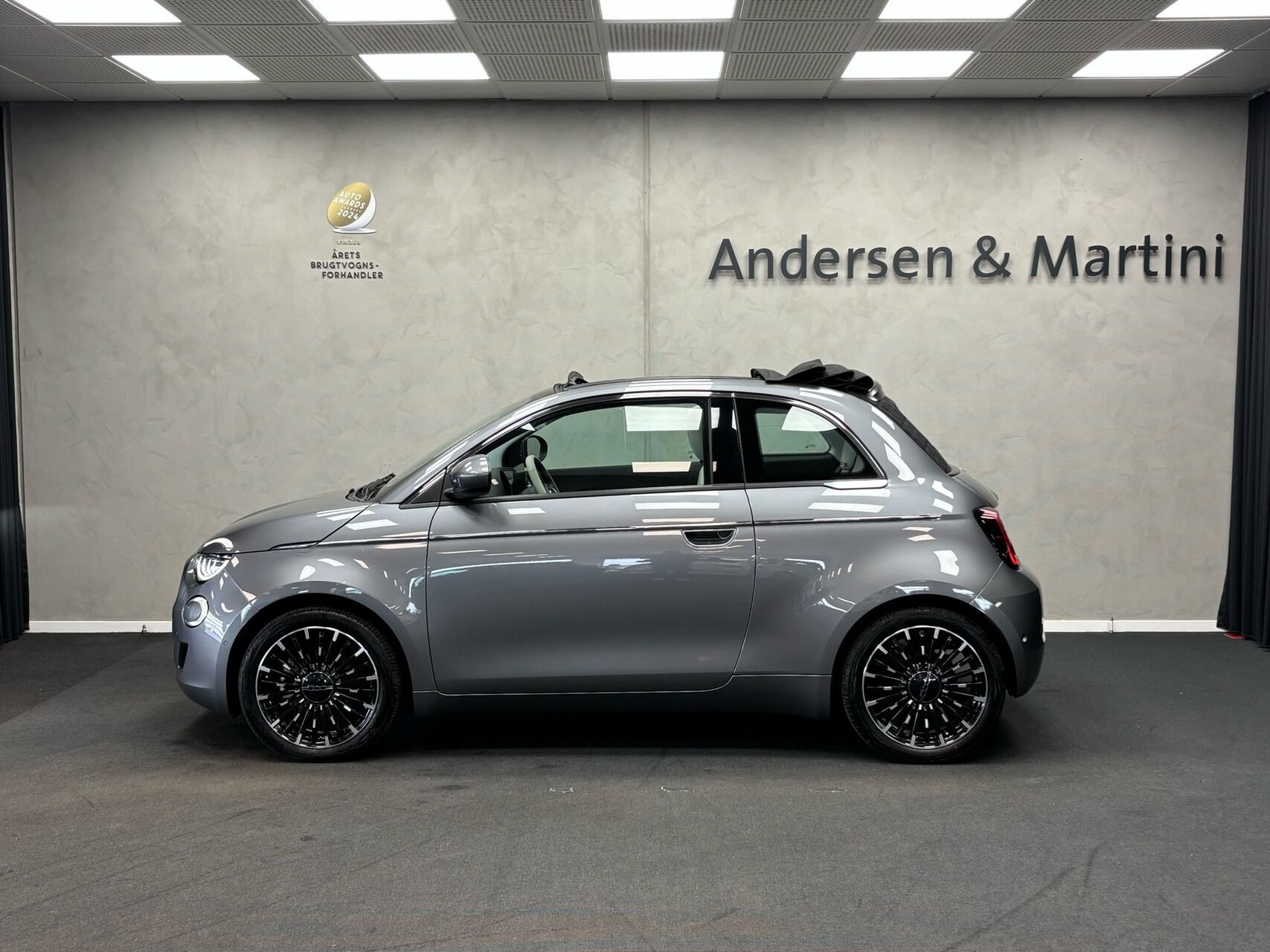 Grå Fiat 500e fra 2024