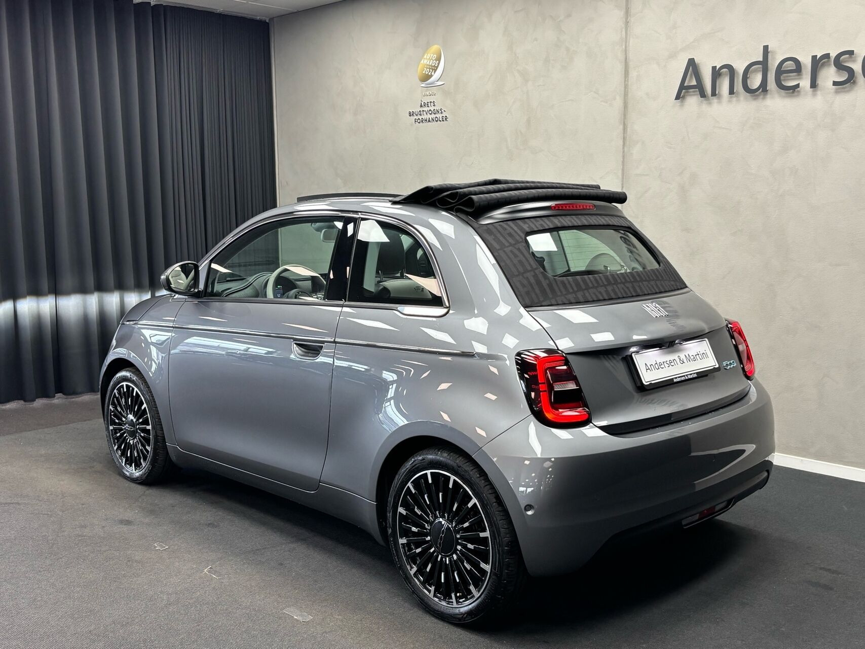 Grå Fiat 500e fra 2024