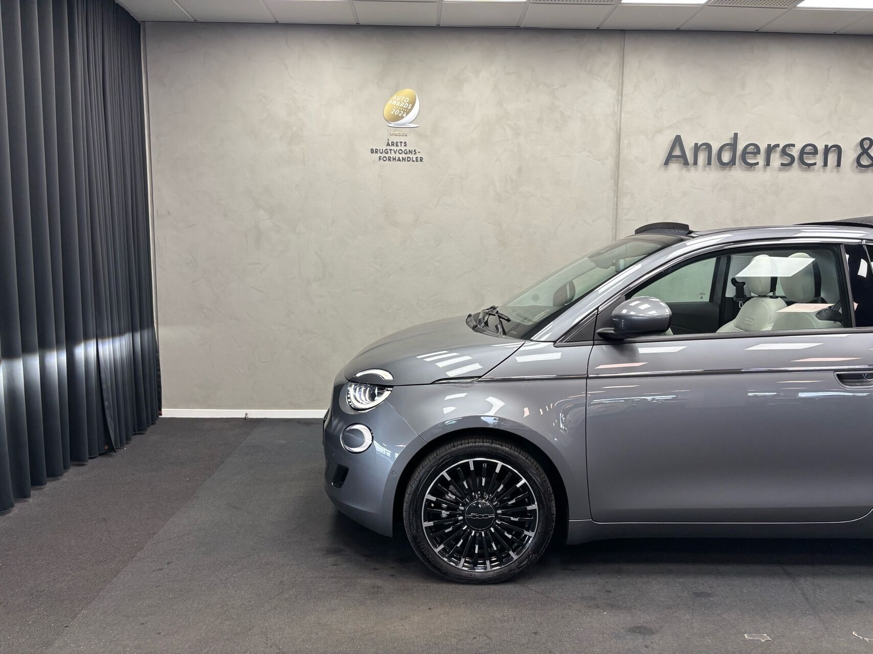 Grå Fiat 500e fra 2024