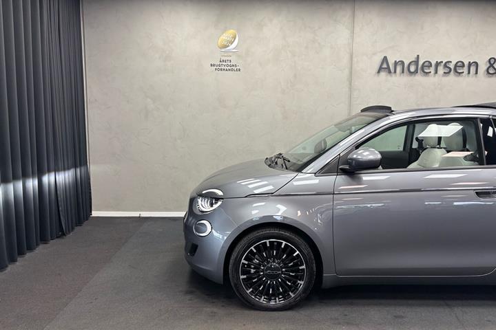 Grå Fiat 500e fra 2024