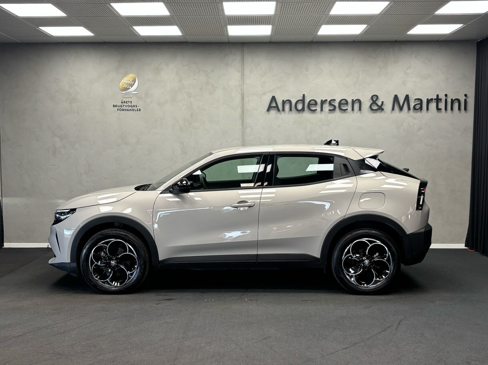 Hvid Alfa Romeo Junior fra 2025