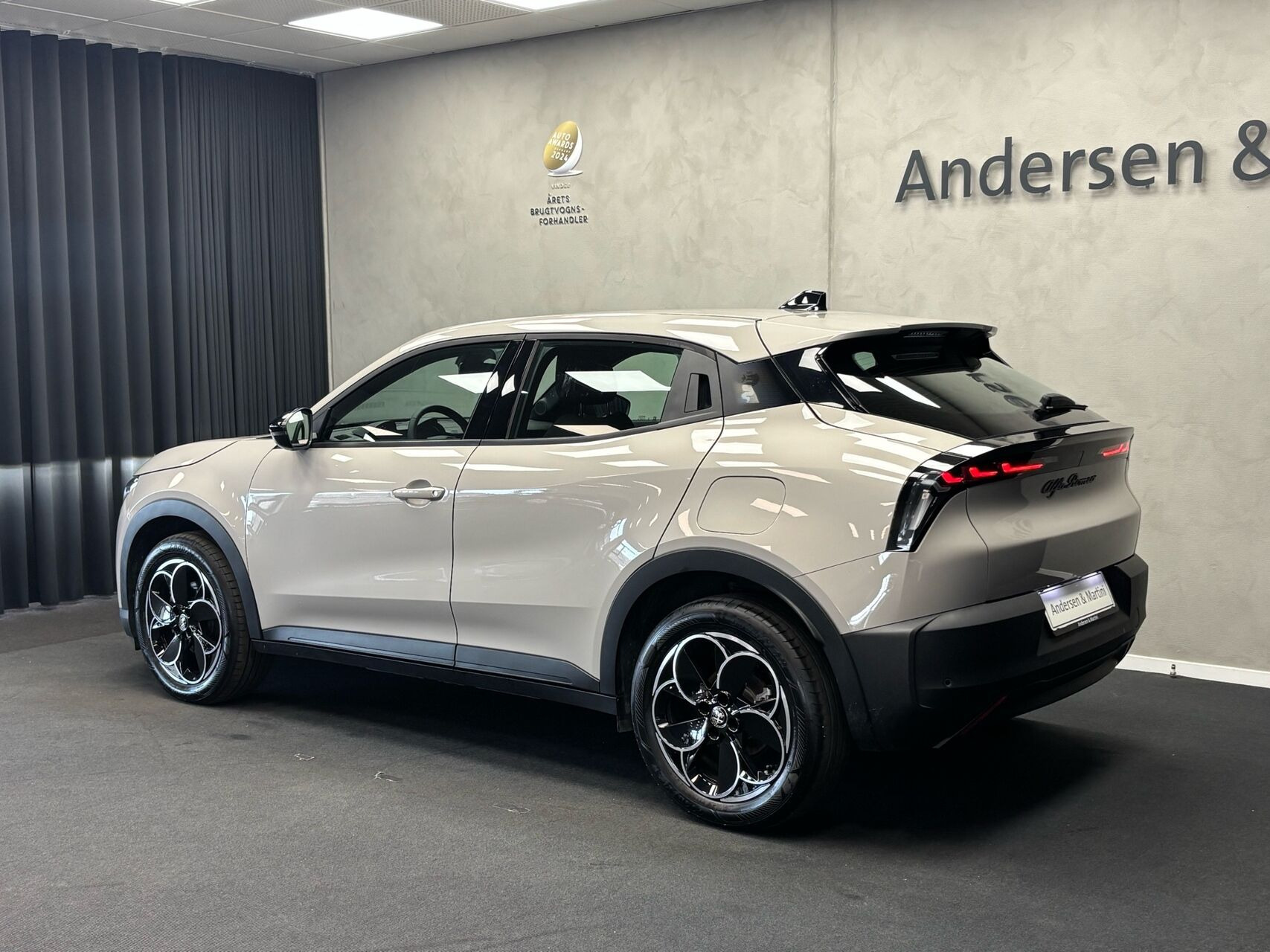 Hvid Alfa Romeo Junior fra 2025