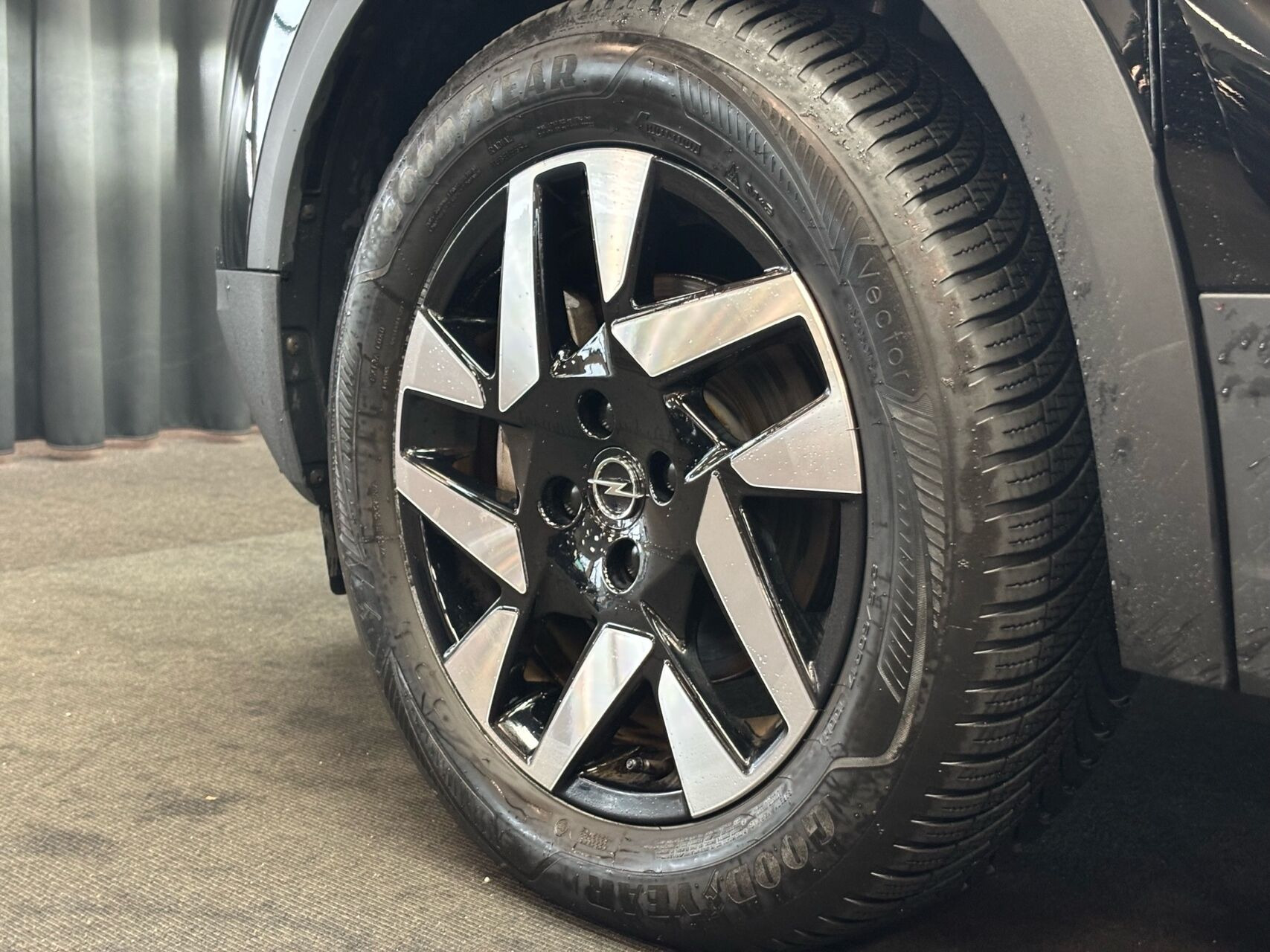 Sort Opel Mokka-e fra 2023