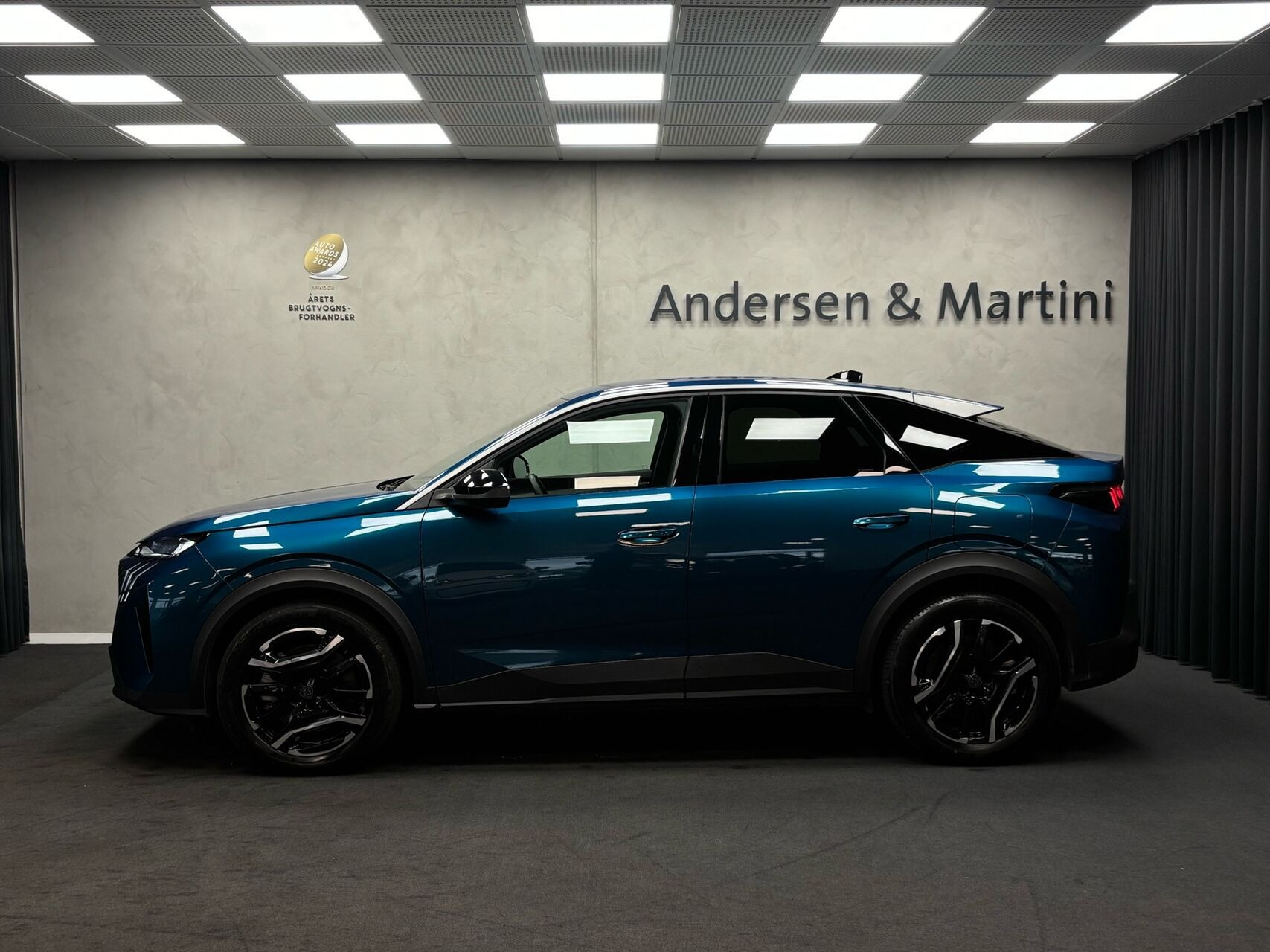 Blå Peugeot e-3008 fra 2025