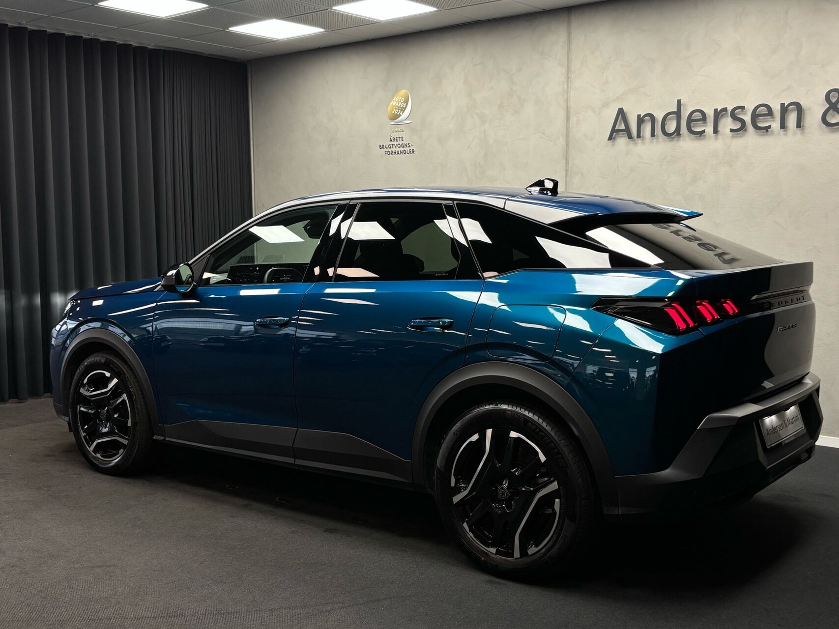 Blå Peugeot e-3008 fra 2025