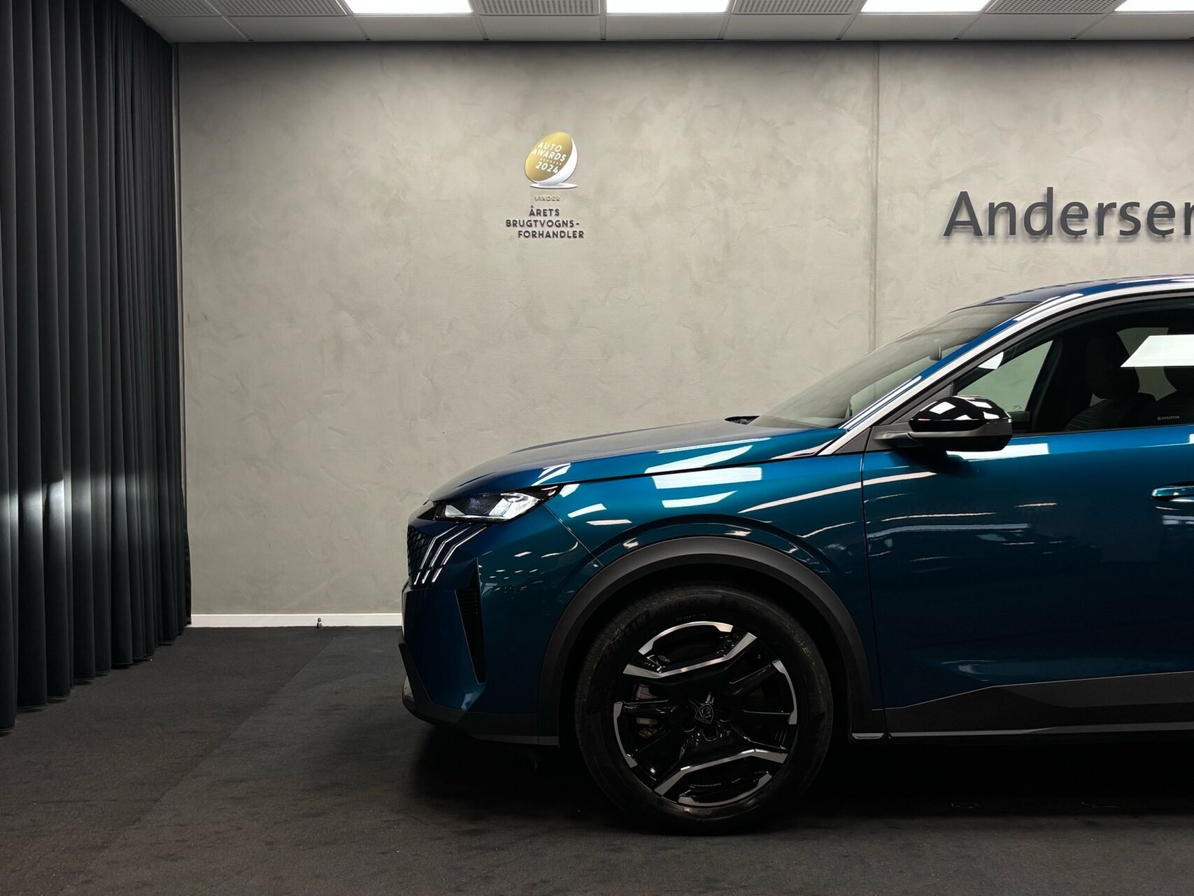 Blå Peugeot e-3008 fra 2025