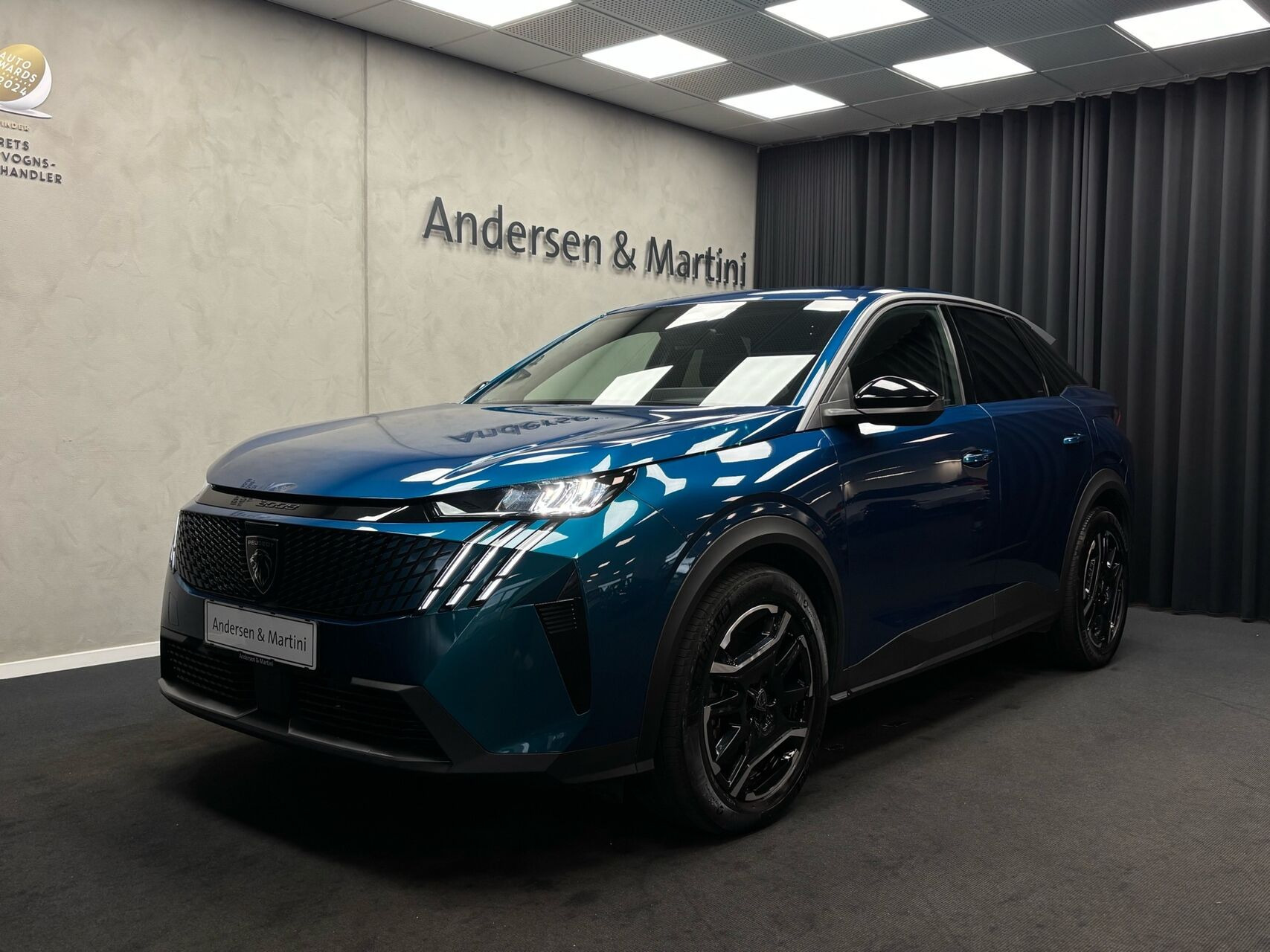 Blå Peugeot e-3008 fra 2025