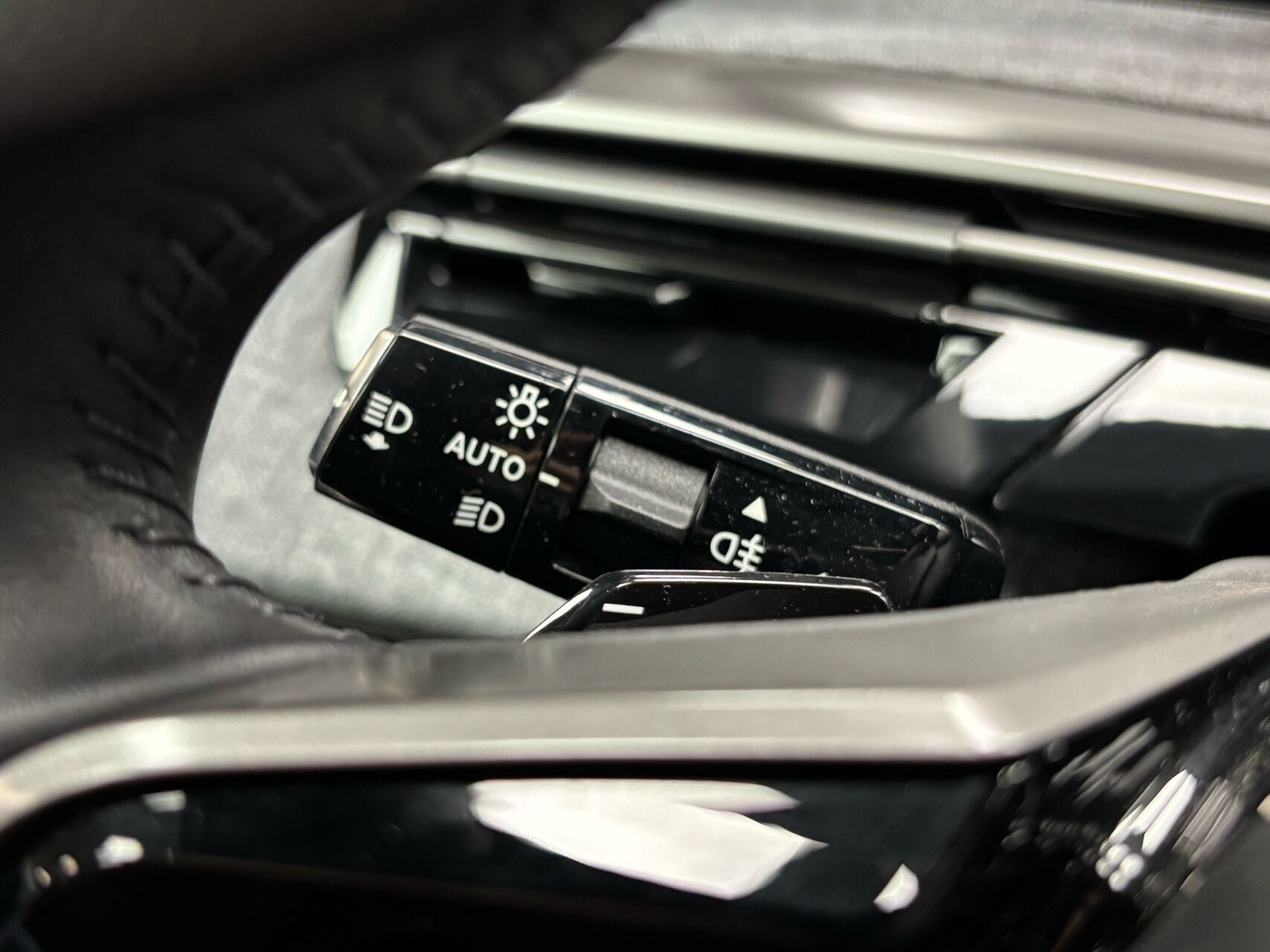 Blå Peugeot e-3008 fra 2025