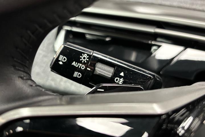 Blå Peugeot e-3008 fra 2025