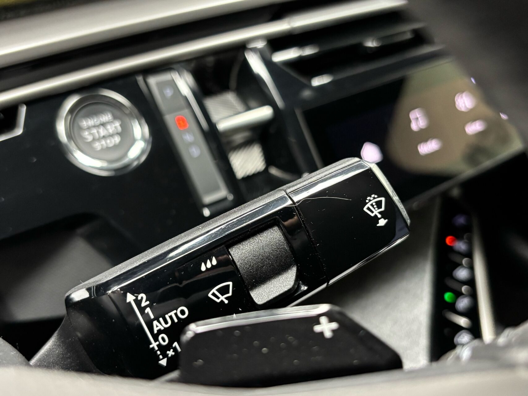 Blå Peugeot e-3008 fra 2025