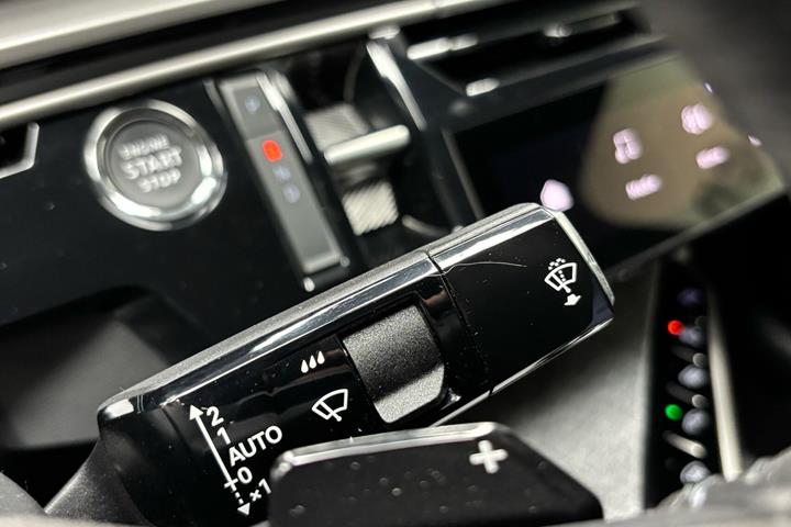 Blå Peugeot e-3008 fra 2025